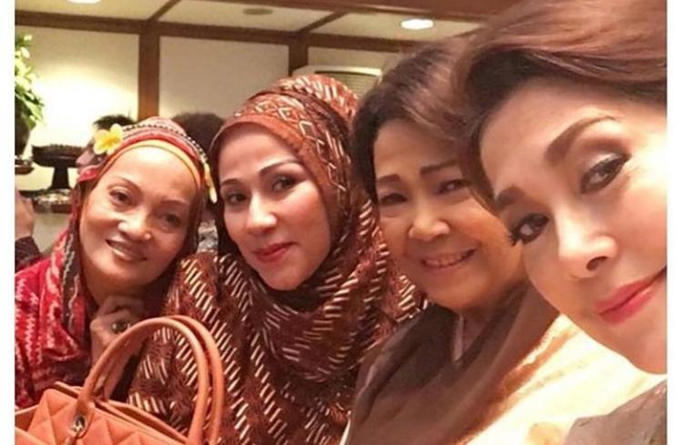 Potret Kebersamaan Widyawati dan Rima Melati. (Instagram/@widyawati_sophiaan)