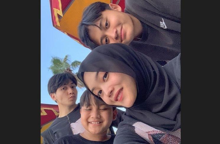 Potret Kedekatan Putri Delina dan Saudara. (Instagram/@putridelinaa)