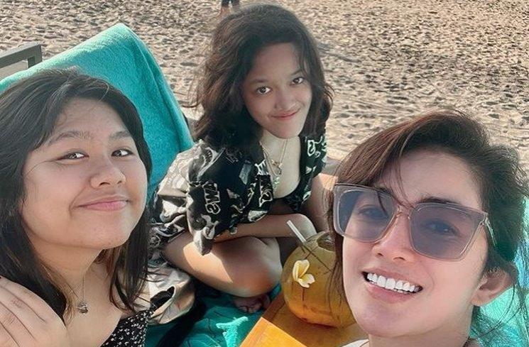 Potret Ussy Sulistiawaty Liburan di Bali Bareng Anak Gadis. (Instagram/@ussypratama)