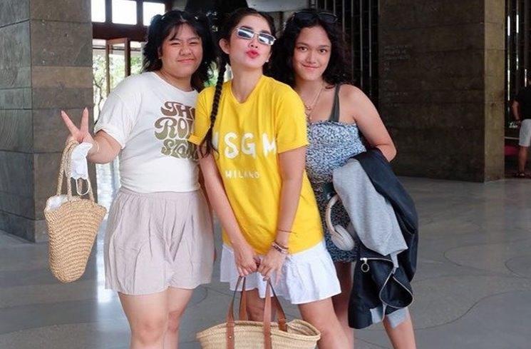 Potret Ussy Sulistiawaty Liburan di Bali Bareng Anak Gadis. (Instagram/@ussypratama)