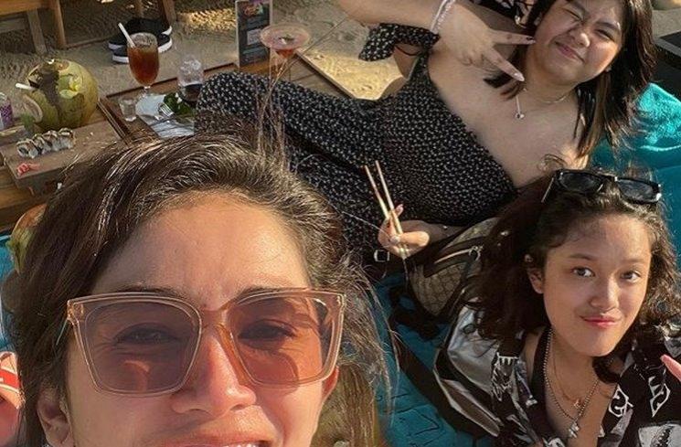 Potret Ussy Sulistiawaty Liburan di Bali Bareng Anak Gadis. (Instagram/@ussypratama)