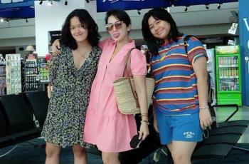 7 Potret Ussy Sulistiawaty Liburan di Bali Bareng Anak Gadis, Kayak Seumuran
