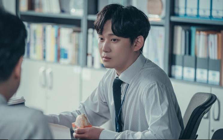 Potret Kwon Soo Hyun di Cafe Minamdang (Soompi)