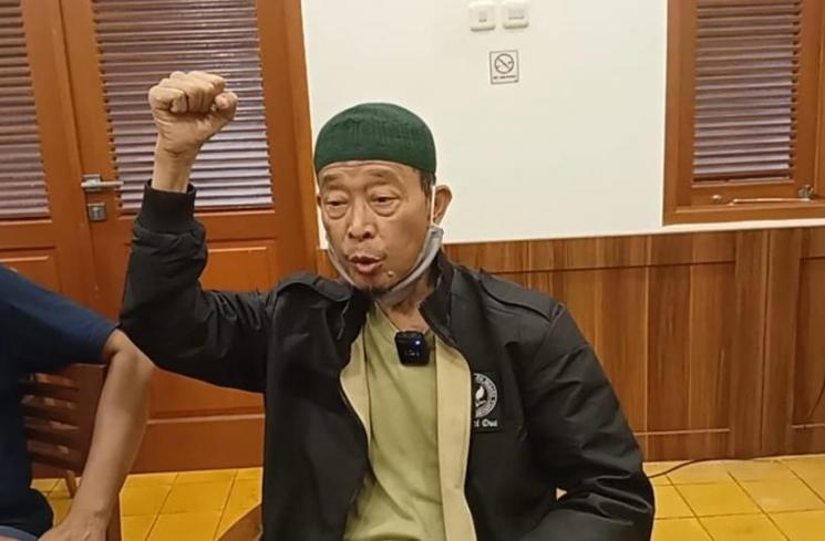 Nur Khaliek, pengurus Masjid Darussalam yang juga investor batu bara di kasus Ustaz Yusuf Mansur ditemui di kawasan Pasar Minggu, Jakarta Selatan pada Rabu (22/6/2022). (MataMata.com/Rena Pangesti)