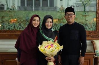 10 Momen Oki Setiana Dewi ke Rumah Ridwan Kamil, Sampaikan Duka untuk Eril