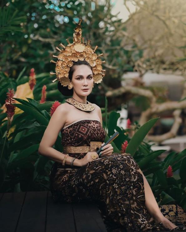 Luna Maya Pakai Baju Adat (Instagram/lunamaya)