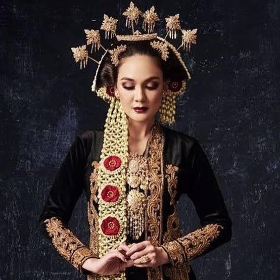 Luna Maya Pakai Baju Adat (Instagram/lunamaya)