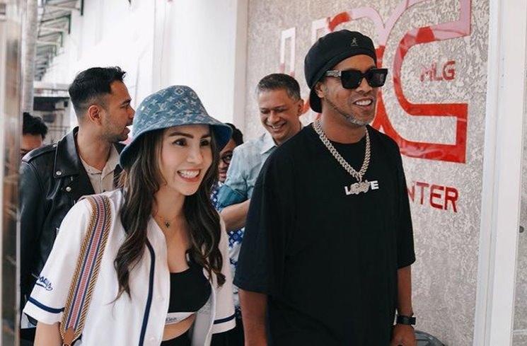 Potret Keakraban Momo Geisha dan Ronaldinho. (Instagram/@therealmomogeisha)