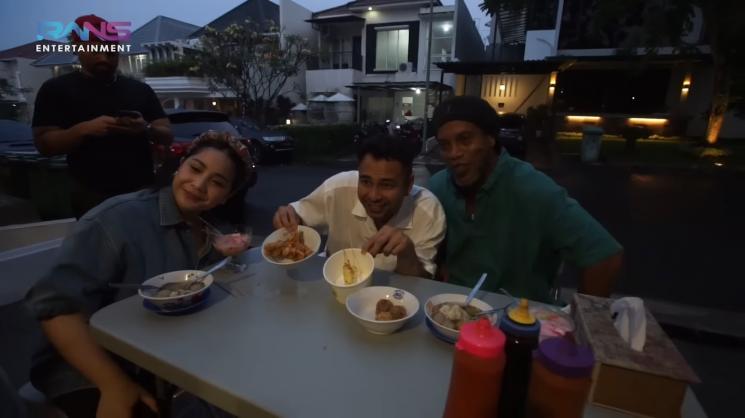 Momen Raffi Ahmad ajak Ronaldinho jajan (YouTube/Rans Entertainment)
