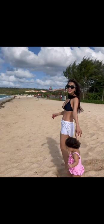 Potret Adinda Bakrie Berbikini di Bali (Instagram/adindabakrie)