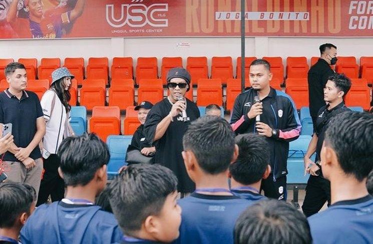 Potret Keakraban Momo Geisha dan Ronaldinho. (Instagram/@therealmomogeisha)