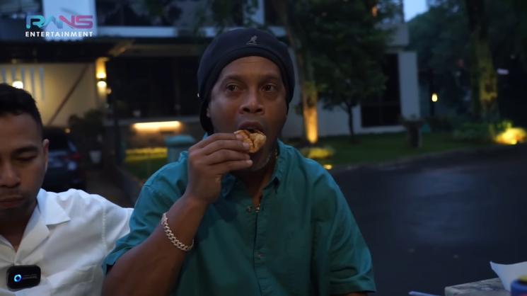 Momen Raffi Ahmad ajak Ronaldinho jajan (YouTube/Rans Entertainment)