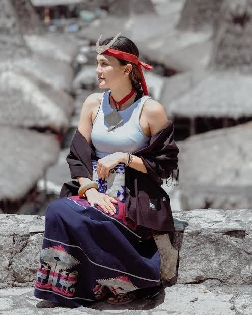 Luna Maya Pakai Baju Adat (Instagram/lunamaya)