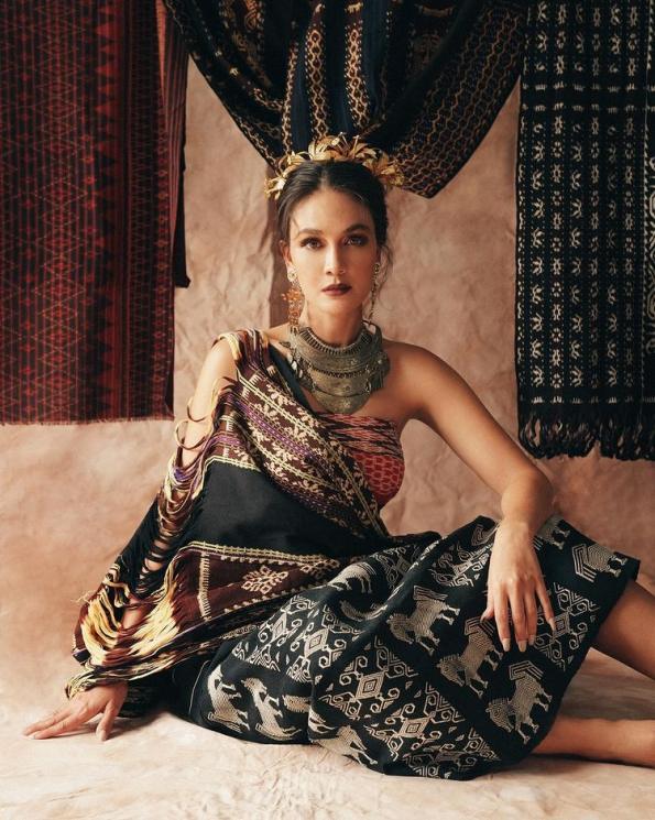 Luna Maya Pakai Baju Adat (Instagram/lunamaya)