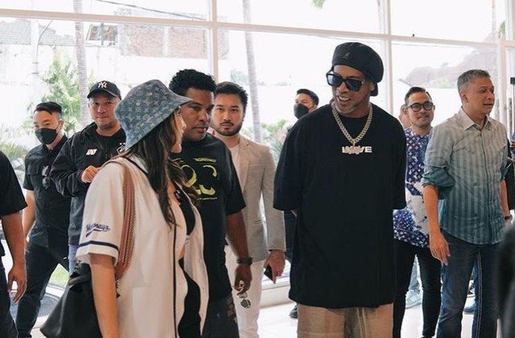 Potret Keakraban Momo Geisha dan Ronaldinho. (Instagram/@therealmomogeisha)