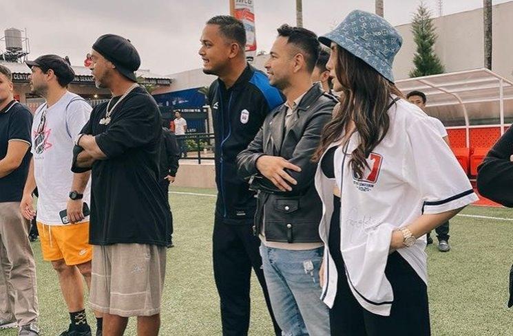 Potret Keakraban Momo Geisha dan Ronaldinho. (Instagram/@therealmomogeisha)