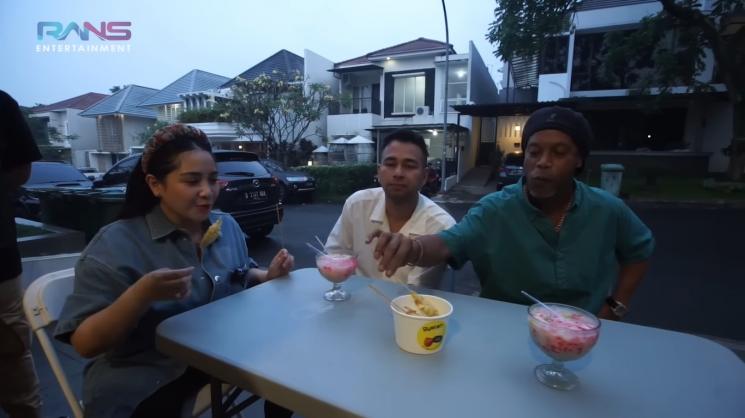 Momen Raffi Ahmad ajak Ronaldinho jajan (YouTube/Rans Entertainment)