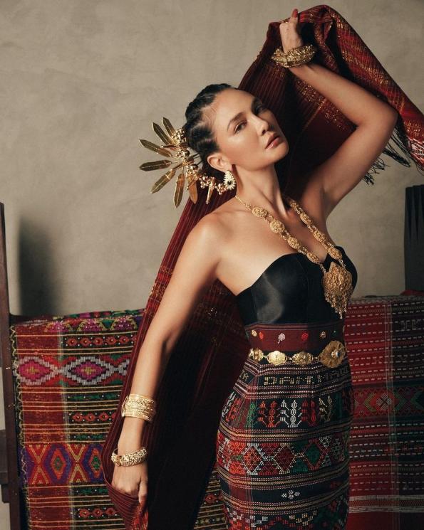 Luna Maya Pakai Baju Adat (Instagram/lunamaya)