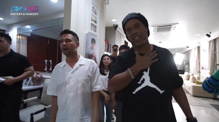 Momen Raffi Ahmad ajak Ronaldinho jajan (YouTube/Rans Entertainment)
