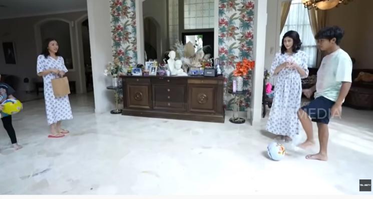 Momen Sarwendah Ketemu 'Kembaran'. (YouTube/TRANS TV Official)