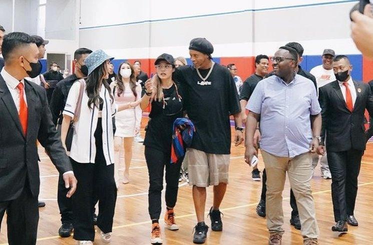 Potret Keakraban Momo Geisha dan Ronaldinho. (Instagram/@therealmomogeisha)