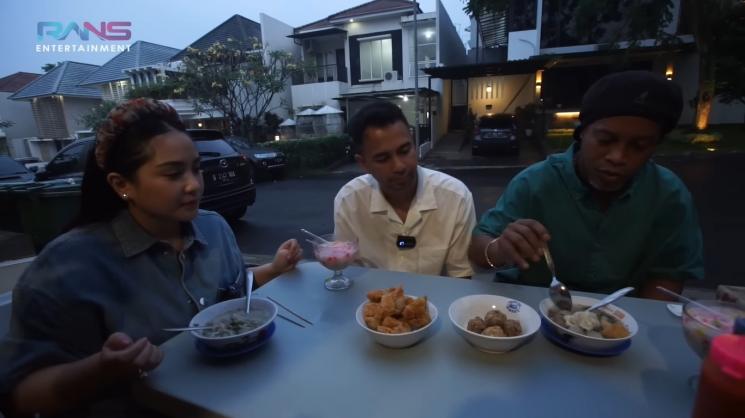 Momen Raffi Ahmad ajak Ronaldinho jajan (YouTube/Rans Entertainment)