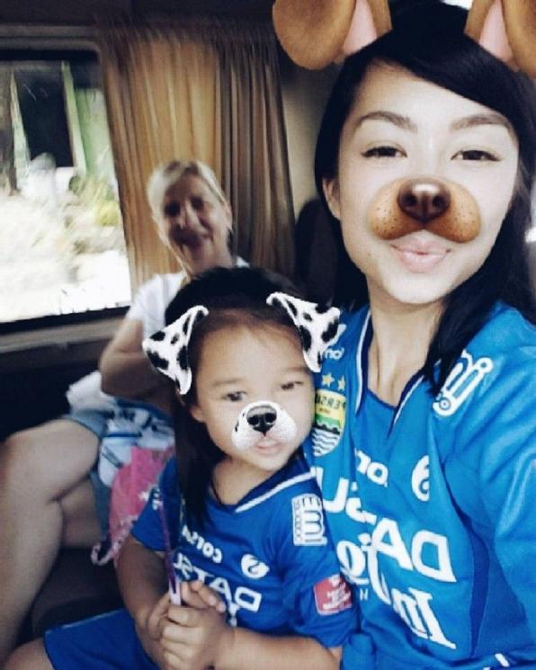 Anak Artis Pakai Jersey Bola. (Instagram/@jenniferbachdim)
