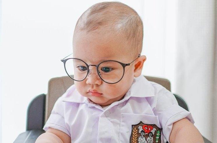 Potret Rayyanza cosplay jadi anak SD. (Instagram/@raffinagita1717)