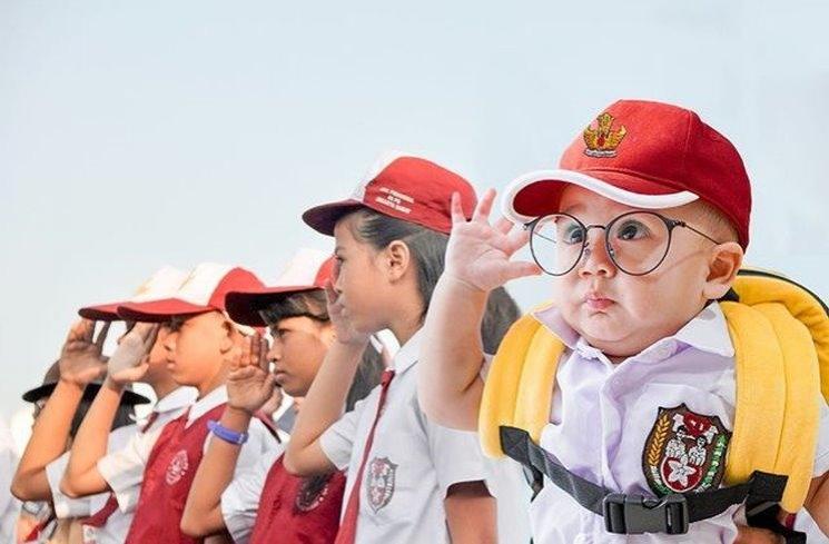 Potret Rayyanza cosplay jadi anak SD. (Instagram/@raffinagita1717)