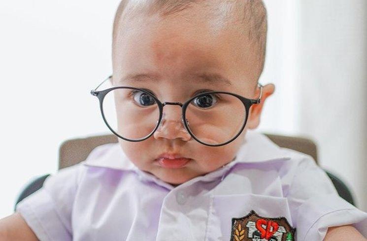 Potret Rayyanza cosplay jadi anak SD. (Instagram/@raffinagita1717)