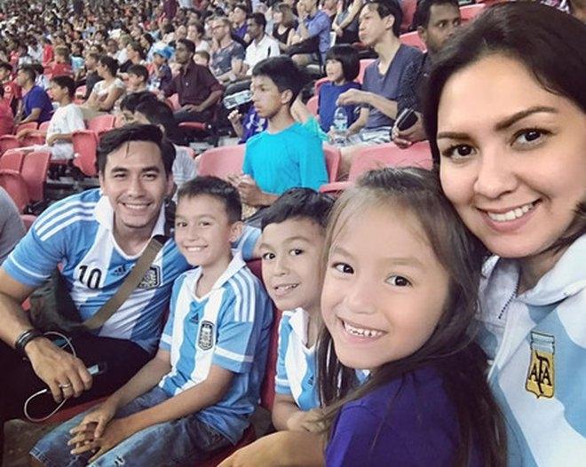 Anak Artis Pakai Jersey Bola. (Instagram/@darius_sinathrya)