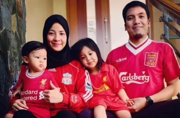 10 Anak Artis Pakai Jersey Bola: Baby Ameena Gemas, Desta dan Anaknya Kompak Abis!