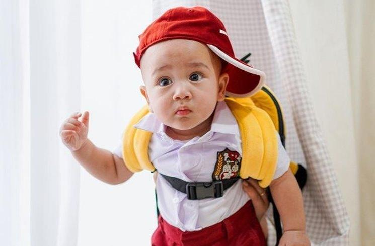 Potret Rayyanza cosplay jadi anak SD. (Instagram/@raffinagita1717)