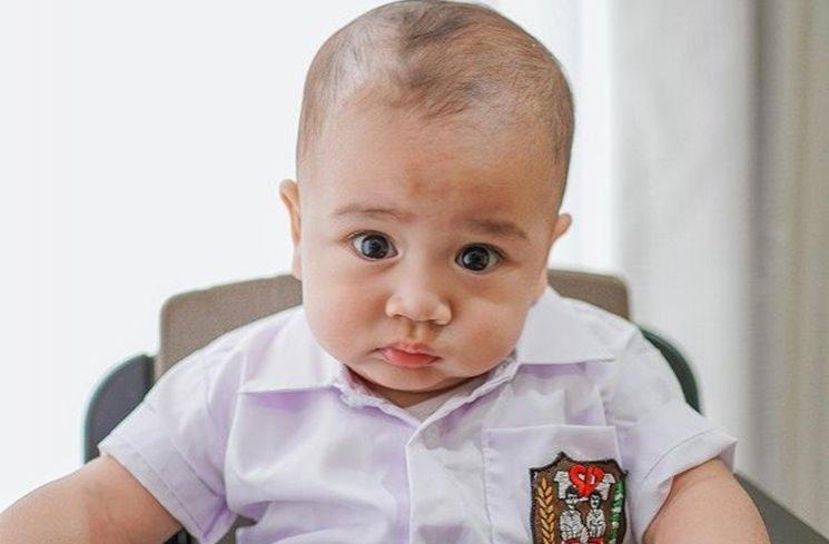 Potret Rayyanza cosplay jadi anak SD. (Instagram/@raffinagita1717)