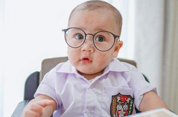 Potret Rayyanza cosplay jadi anak SD. (Instagram/@raffinagita1717)