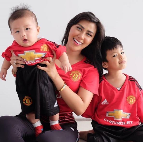 Anak Artis Pakai Jersey Bola. (Instagram/@reyutami)