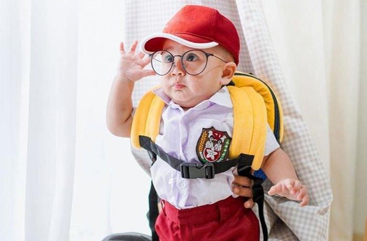 Potret Rayyanza cosplay jadi anak SD. (Instagram/@raffinagita1717)