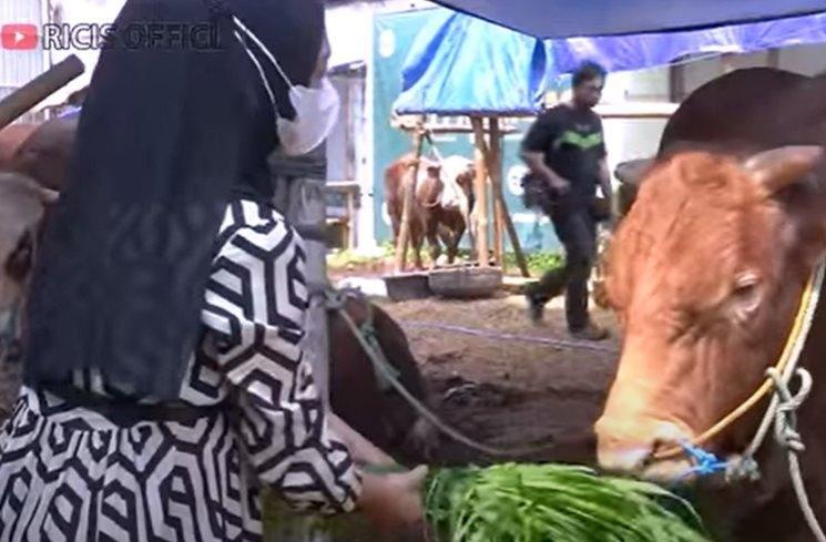 Potret Ria Ricis Hunting Hewan Kurban. (YouTube/Ricis Official)
