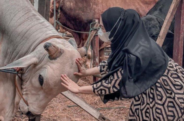 Potret Ria Ricis Hunting Hewan Kurban. (Instagram/@riaricis1795)