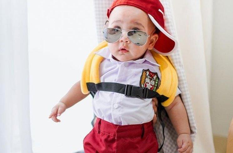 Potret Rayyanza cosplay jadi anak SD. (Instagram/@raffinagita1717)