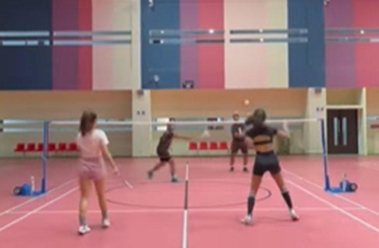 Momen Hesti Purwadinata dan Erika Carlina Latihan Bulu Tangkis. (Instagram/eri.carl)