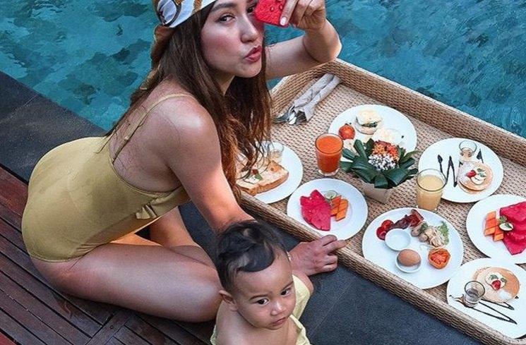 Potret Louise Anastasya Berbikini di Bali. (Instagram/@louiseans)
