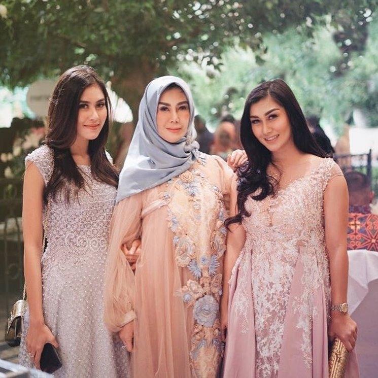 Gaya kondangan Syahnaz Sadiqah (Instagram/@syahnazs)
