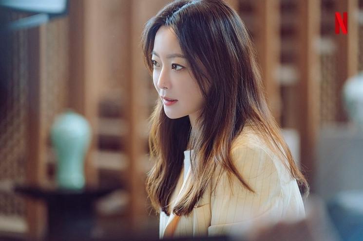 Pesona Kim Hee Sun di Remarriage and Desires (Instagram/@theswoonnetflix)
