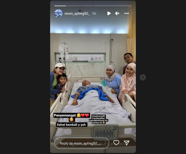 Ayah Ayu Ting Ting, Abdul Rozak alias Ayah Ojak dilarikan ke rumah sakit. (Instagram/mom_ayting92_)