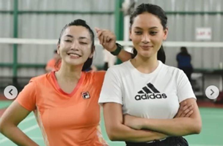Momen Hesti Purwadinata dan Erika Carlina Latihan Bulu Tangkis. (Instagram/hestipurwadinata)