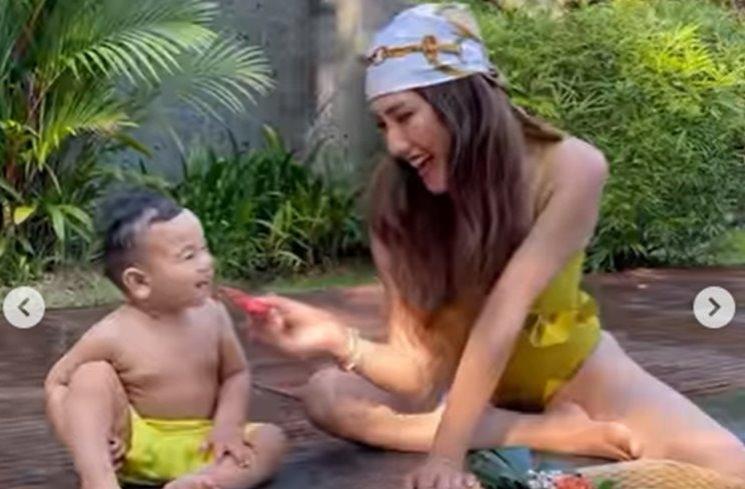 Potret Louise Anastasya Berbikini di Bali. (Instagram/@louiseans)