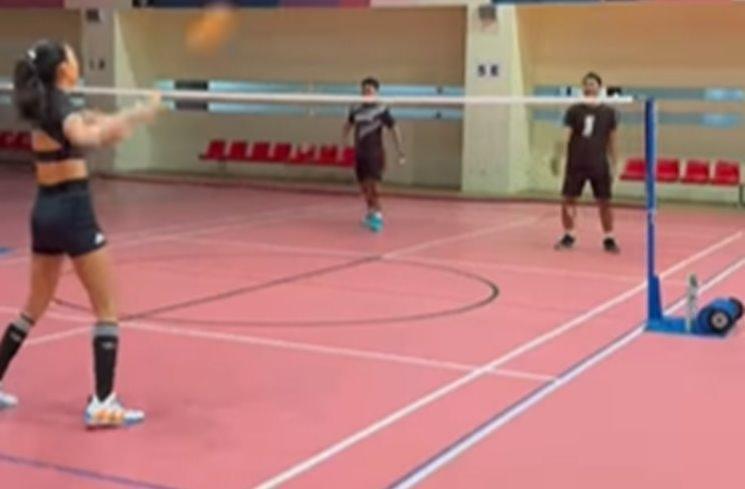 Momen Hesti Purwadinata dan Erika Carlina Latihan Bulu Tangkis. (Instagram/eri.carl)