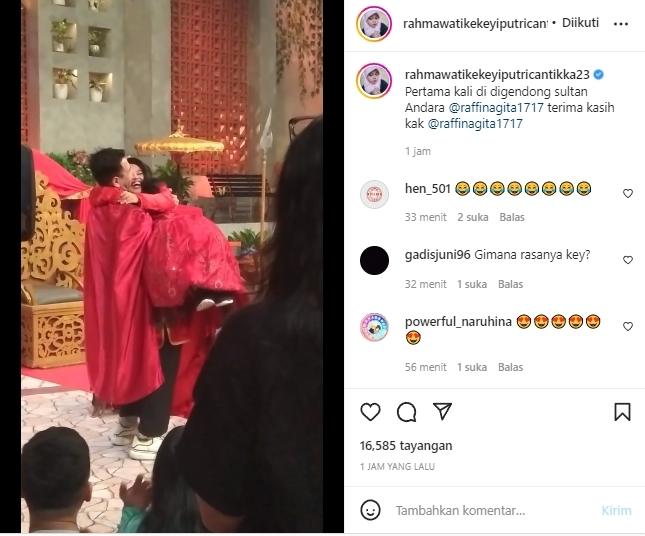 Kekeyi Kegirangan Digendong Raffi Ahmad. (Instagram/rahmawatikekeyiputricantikka23)