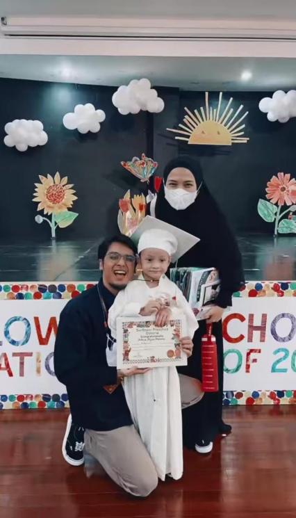 Potret Anak Artis Lulus TK di Tahun 2022. (Instagram/@rickyharun)